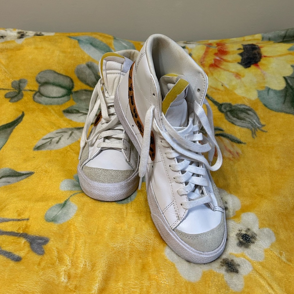 Nike White Sneakers Classic Low-Top Design